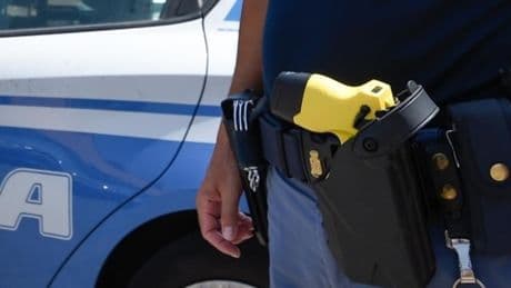 Pescara, colpito dal taser della polizia: 30enne muore per un malore
