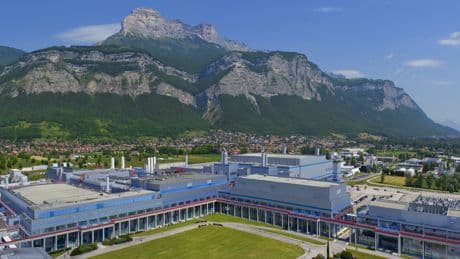 Secoué par l'incertitude mondiale, STMicroelectronics poursuit sa chute