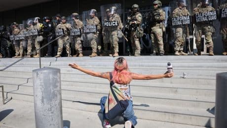 El tribunal de apelación suspende temporalmente la orden que declara ilegal el despliegue de Trump de la Guardia Nacional en Los Ángeles