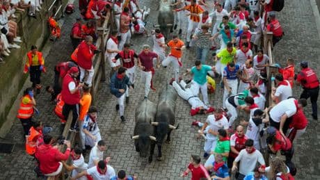 Pamplona, continua la follia della corsa dei tori: quattro feriti durante l'«Encierro», uno è grave