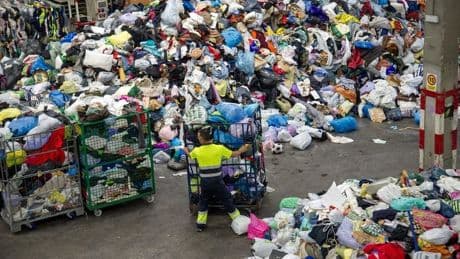 Ni 'Vinted' ni 'Wallapop' pueden con la donación de ropa: Koopera gestiona 18.000 toneladas de textil al año
