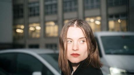 "Squeeze Me" von Sophia Kennedy: Sei eine Peitsche unter Federn