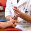 Jongeren die plasma doneren, krijgen twee blikjes bier van Rode Kruis-Vlaanderen