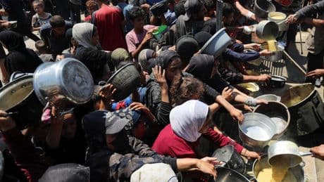 Caos, ataques aéreos y reventa de comida tras el lanzamiento de ayuda sobre Gaza: la ONU pide que entre por tierra