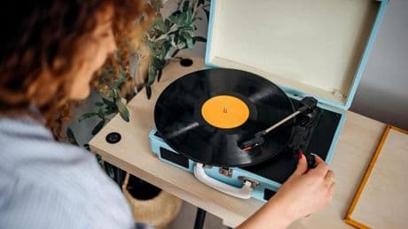 Este tocadiscos con Bluetooth de 3 velocidades es el mejor regalo para los nostálgicos de los vinilos... ¡Y ahora tiene un buen descuento!
