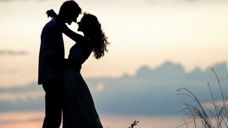 « Je suis sexologue, et voici les 8 erreurs fréquentes qui minent la confiance au lit »