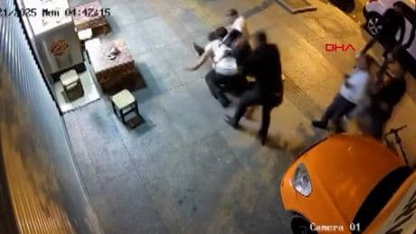Eğlence merkezi önündeki silahlı kavga! O anlar güvenlik kamerasında