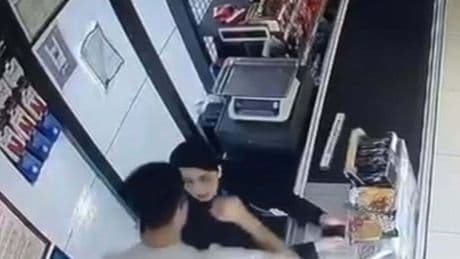 Genç kadına iş yerinde darp kamerada!
