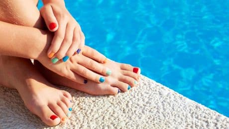 Es wird bunt: Fußnägel lackieren: Welche Farben liegen aktuell im Trend?