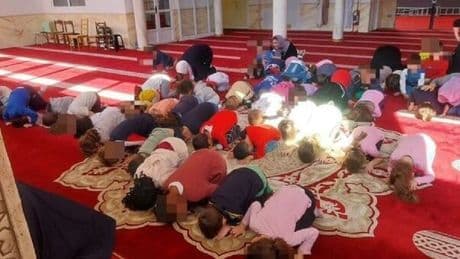 I bambini dell'asilo pregano in ginocchio nella moschea, la parrocchia: «Non è stato chiesto di scegliere quale Dio»