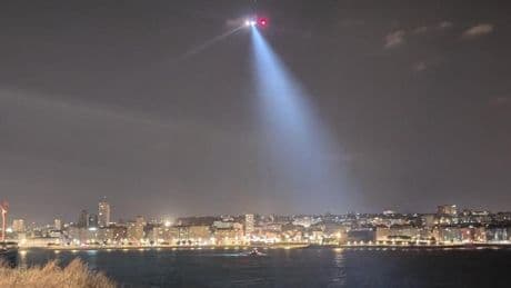 Un aviso por bengala en A Coruña desata un dispositivo de búsqueda en la bahía del Orzán