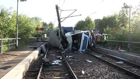 Strecke für Tage gesperrt - Schwerer Lkw-Unfall legt Bahn bei Saarbrücken lahm