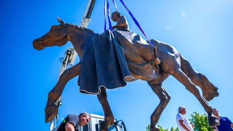 Ein BMW mähte das Bronze-Denkmal um - Alexandrine reitet wieder in Ludwigslust