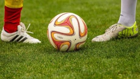 Inghilterra, atlete trans bandite dal calcio femminile