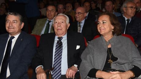 Una crisis respiratoria obliga a ingresar de nuevo a Curro Romero en el hospital