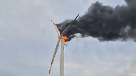 Windrad bei Bad Liebenwerda in der Lausitz brennt: Feuerwehr machtlos