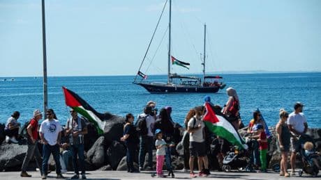 ‘De drones hielden ons vannacht wakker’ – Nederlandse kapitein (26) vaart schip met Greta Thunberg en eten naar Gaza