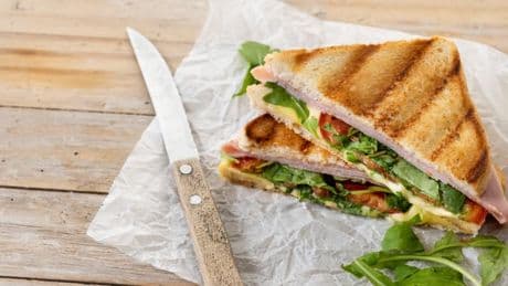 Sandwichs, fromages, fruits... Faut-il les emballer dans du film plastique ou du papier aluminium?