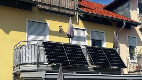 Weil es das Dorfbild stört: Gemeinde lässt Hausbesitzer Balkonkraftwerk abbauen