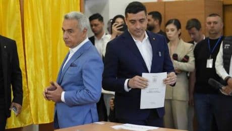 I muscoli del sovranista al seggio con Georgescu (squalificato dai giudici)