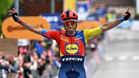 La jornada de gloria de Carlos Verona coincide con la gran crisis de Roglic