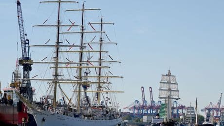 Maritimes Volksfest: Hamburger Hafengeburtstag startet mit bunter Einlaufparade