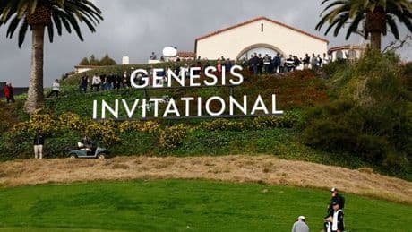 Scary moment plane crash-lands on prestigious golf course as players left stunned