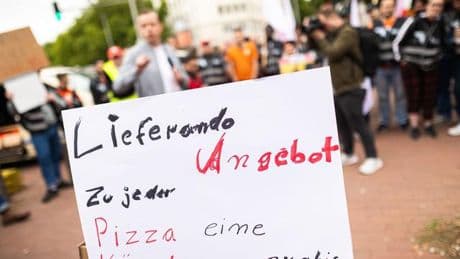Lieferdienst in der Kritik: Lieferando-Fahrer protestieren gegen Jobabbau