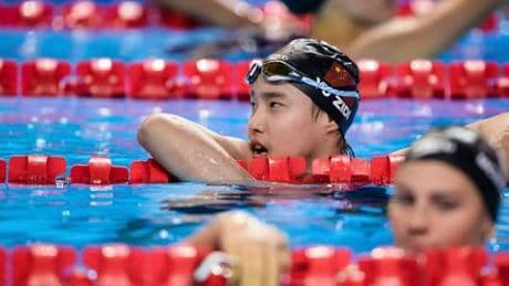 Schwimmerin Yu Zidi und Surferin Kelia Mehani Gallina: Wann ist man alt genug für Spitzensport?