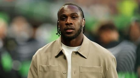 West Ham delay Michail Antonio contract decision as striker becomes free agent