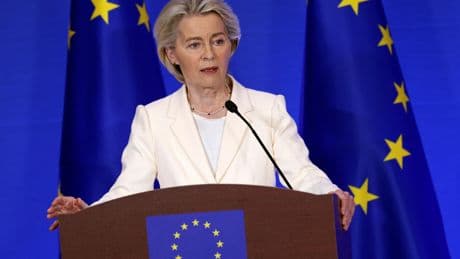 Droits de douane: rencontre décisive entre Ursula Von der Leyen et Donald Trump dimanche