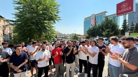 Futbolculardan bakanlık önünde açıklama: Televizyonda alkışladığımız oyuncular 40 yaşında