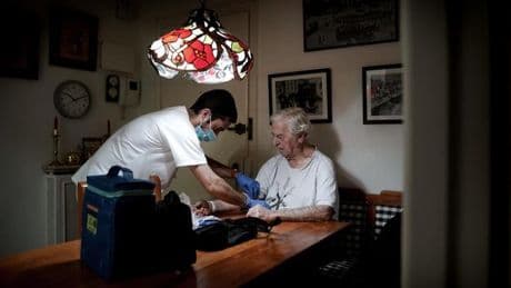 Tino Mayo, de 87 años, ingresado en casa por una infección: "Es una comodidad y también una tranquilidad"