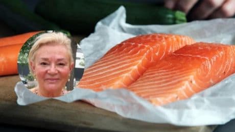 Elena Pérez, bioquímica: “Las dietas ricas en ácidos grasos omega-3 y grasas monoinsaturadas, como el aceite de oliva, el salmón o el bonito, favorecen la salud de la piel y pueden reducir el daño fotooxidativo”