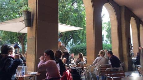 Cierra el Bar Kasparo, la terraza más carismática del Raval, por la extinción del contrato de renta antigua