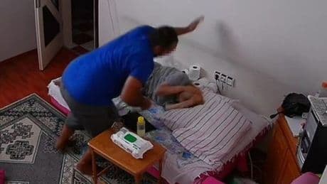 Yatalak annesini darbeden şizofreni hastası tutuklandı