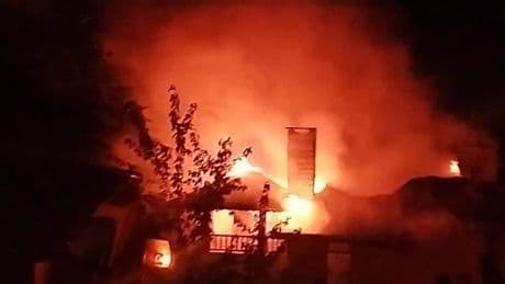 Mangal ateşi 3 katlı binayı yaktı