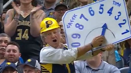 Un aficionado de los Pacers se ríe de Anteto: fabrica un reloj para sus tiros libres