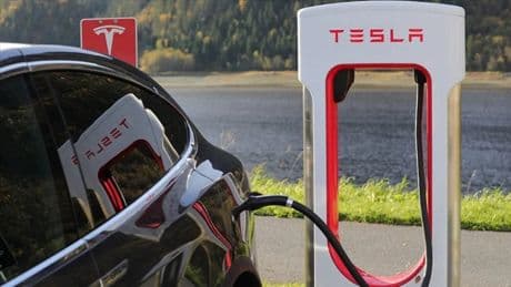Tesla sahiplerine müjde: Farklı şarj istasyonu derdi bitiyor, MultiPass geliyor!
