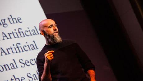 Jon Hernández, experto en IA: “Si empiezas hoy a usar la IA, la semana que viene ya te ahorras dos o tres horas de trabajo; es un beneficio inmediato”