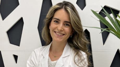 Ángela Estenaga Pérez de Albéniz, dermatóloga: “Las manos suelen ser las grandes olvidadas cuando hablamos de protección solar, pero luego no queremos que salgan manchas”