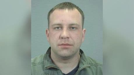 Polizei warnt: „Nicht ansprechen!“ - Gewehr-Mann nach Attentat auf der Flucht