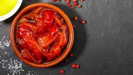 Ni con sal ni hierbas aromáticas: el truco que hacía mi abuela para realzar el sabor de los pimientos asados