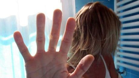 Violentata e sequestrata per 12 ore in casa dall'ex, arrestato 33enne che le aveva chiesto l'ultimo incontro. L'aggressione a Milano