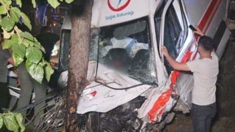 Ambulans ile kamyonet çarpıştı: 1 ölü, 4 yaralı
