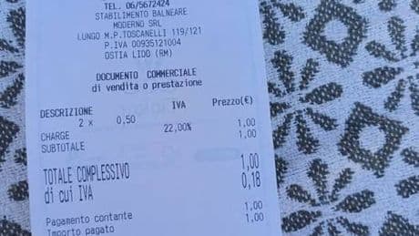 Scontrini folli, al lido di Ostia si paga per caricare il telefono: ecco quanto costa