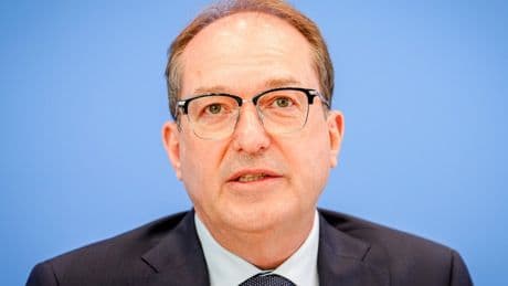 Bundespolitik: Dobrindt löst mit Taser-Forderung Debatte aus