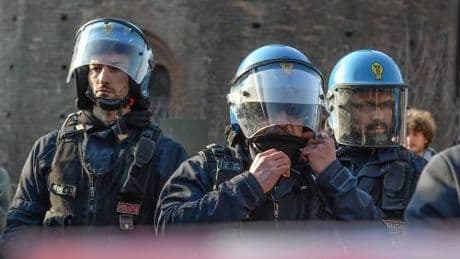 Uova, insulti e minacce: così la sinistra prova a sabotare i giovani di Fratelli d’Italia