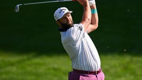 Jon Rahm  peleará por el PGA Championship tras una accidentada tercera ronda: bolazo en la cabeza a un espectador y un corte en el brazo