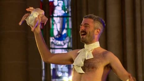 Escándalo en Alemania: profanan una catedral con personas semidesnudas y pollos muertos en pañales